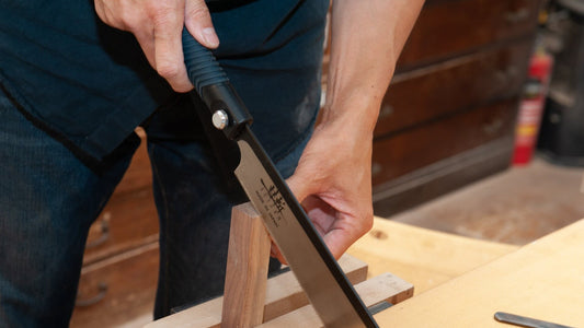 How to hold the Japanese saw handle